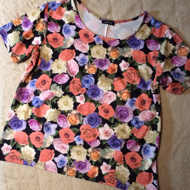 EMODA(エモダ)のEMODA♡花柄Tシャツ レディースのトップス(Tシャツ(半袖/袖なし))の商品写真