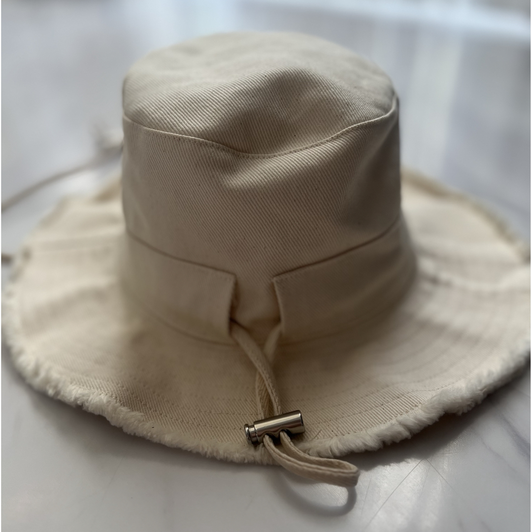 美品】JACQUEMUS バケットハット ホワイト 58 ※実物写真あり ハット 美品】JACQUEMUS バケットハット ホワイト 58 ※実物写真あり ハット