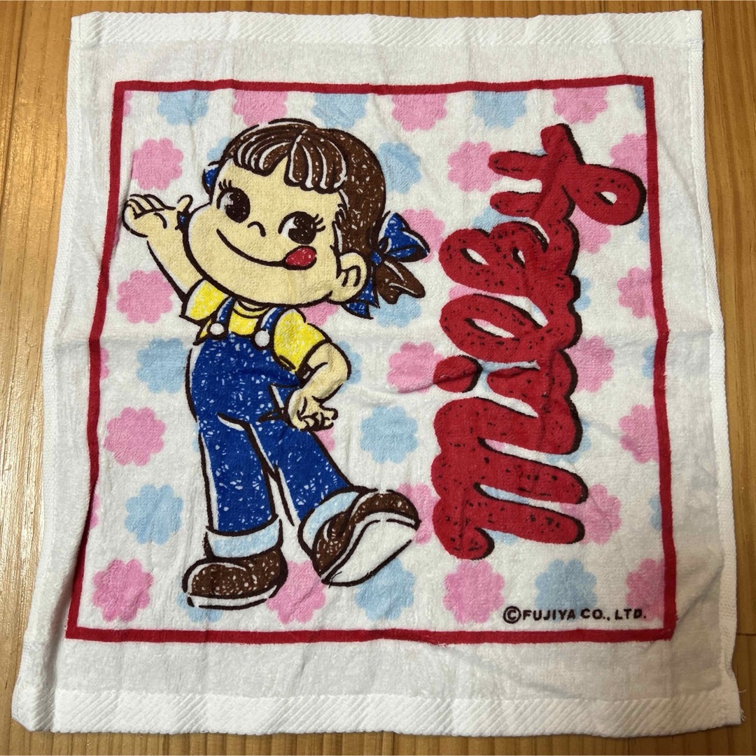 不二家(フジヤ)の新品 ペコちゃん ハンドタオル インテリア/住まい/日用品の日用品/生活雑貨/旅行(タオル/バス用品)の商品写真