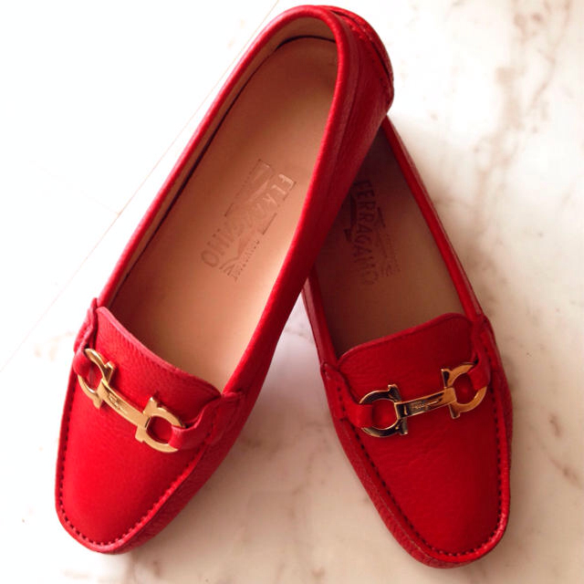 FERRAGAMO - 美品! フェラガモ♥︎赤ローファーの通販 by FERRAGAMO - 美品! フェラガモ♥︎赤ローファーの通販 by
