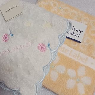 ローラアシュレイ(LAURA ASHLEY)の値下げ📌ローラアシュレイ&プライベートレーベル☆タオルハンカチ２枚セット🌼(ハンカチ)