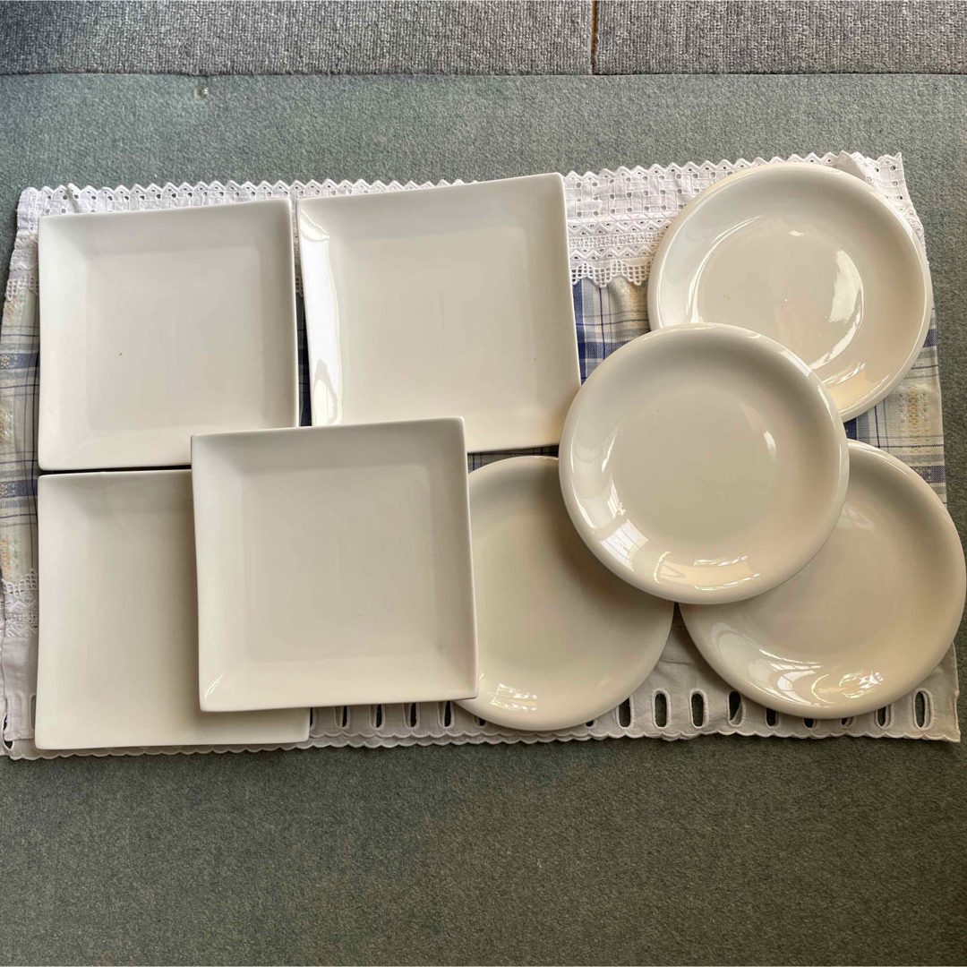 ニトリ(ニトリ)のニトリ白い角皿、丸皿、各4枚 インテリア/住まい/日用品のキッチン/食器(食器)の商品写真
