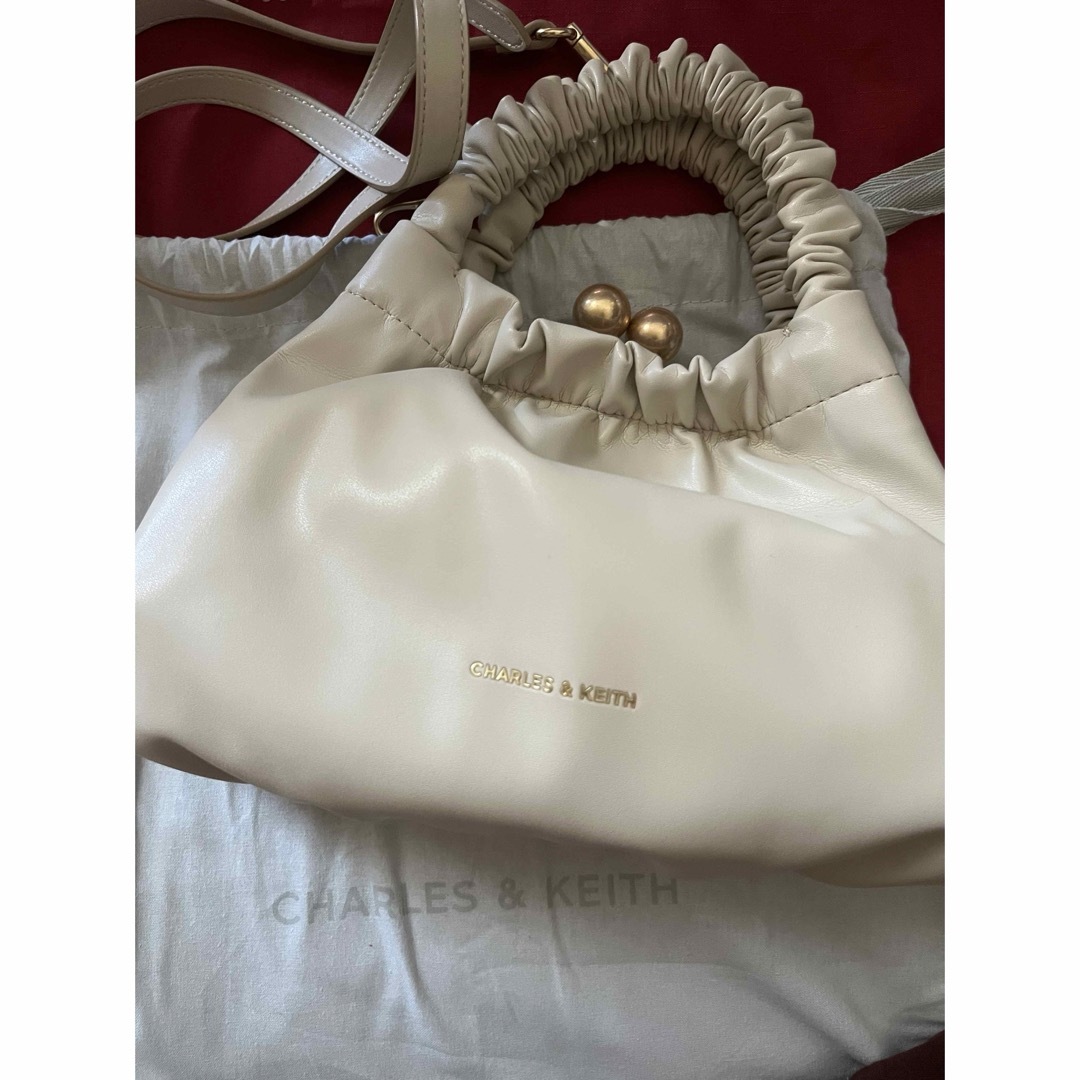 Charles and Keith - Eve イブ ルーシュドハンドルトラペーズバッグ