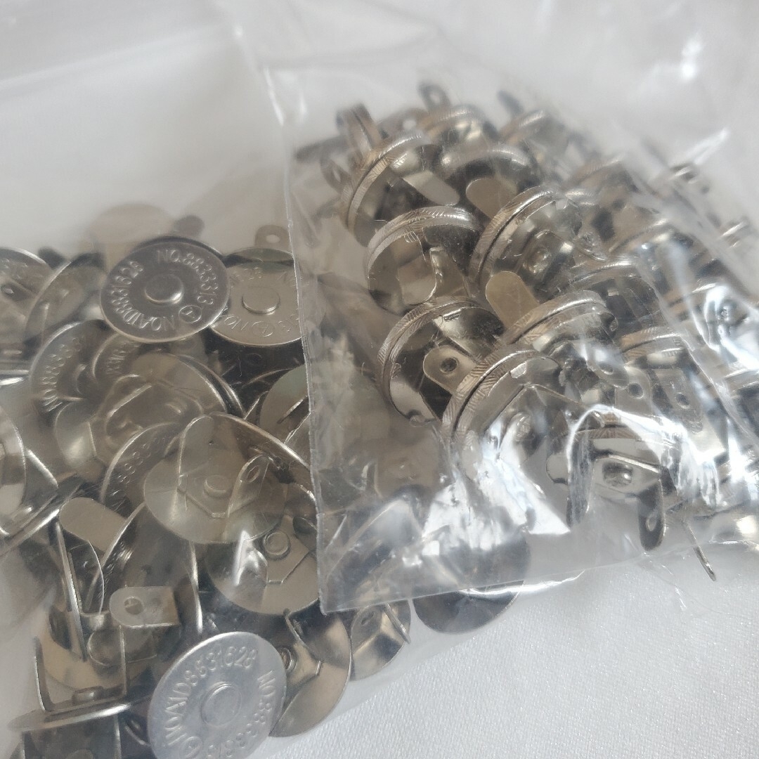 【新品】50組⋯マグネットホック 超薄型 ハンドメイドの素材/材料(各種パーツ)の商品写真