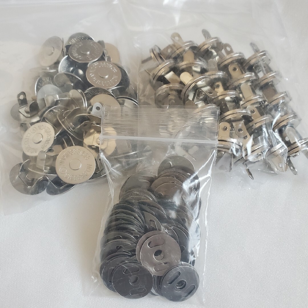 【新品】50組⋯マグネットホック 超薄型 ハンドメイドの素材/材料(各種パーツ)の商品写真