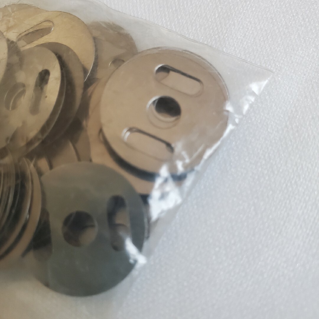 【新品】50組⋯マグネットホック 超薄型 ハンドメイドの素材/材料(各種パーツ)の商品写真