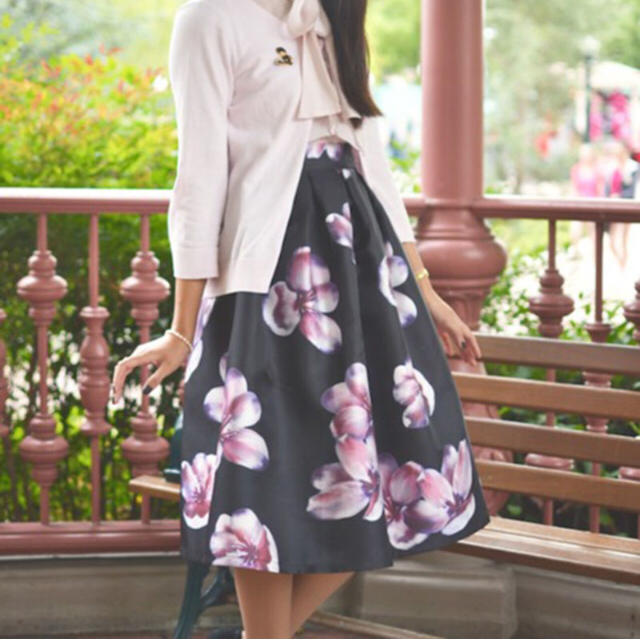 ミモレ丈スカート♡花柄♡サテン上品、上質なスカート♡ レディースのスカート(ひざ丈スカート)の商品写真
