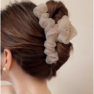 ヘアクリップ ベージュ チュール フリル 可愛い 上品 韓国 オンガージー (バレッタ/ヘアクリップ)