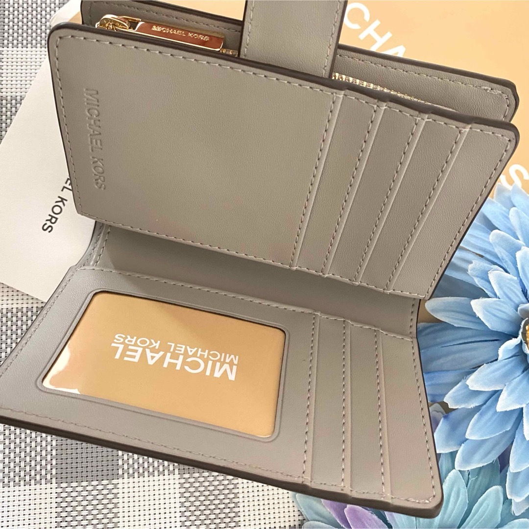 MICHAEL KORS - 新品☆MICHAEL KORS グレー ホワイト シグネチャー レザー 折り財布の通販 by S☆'s shop｜ マイケルコースならラクマ