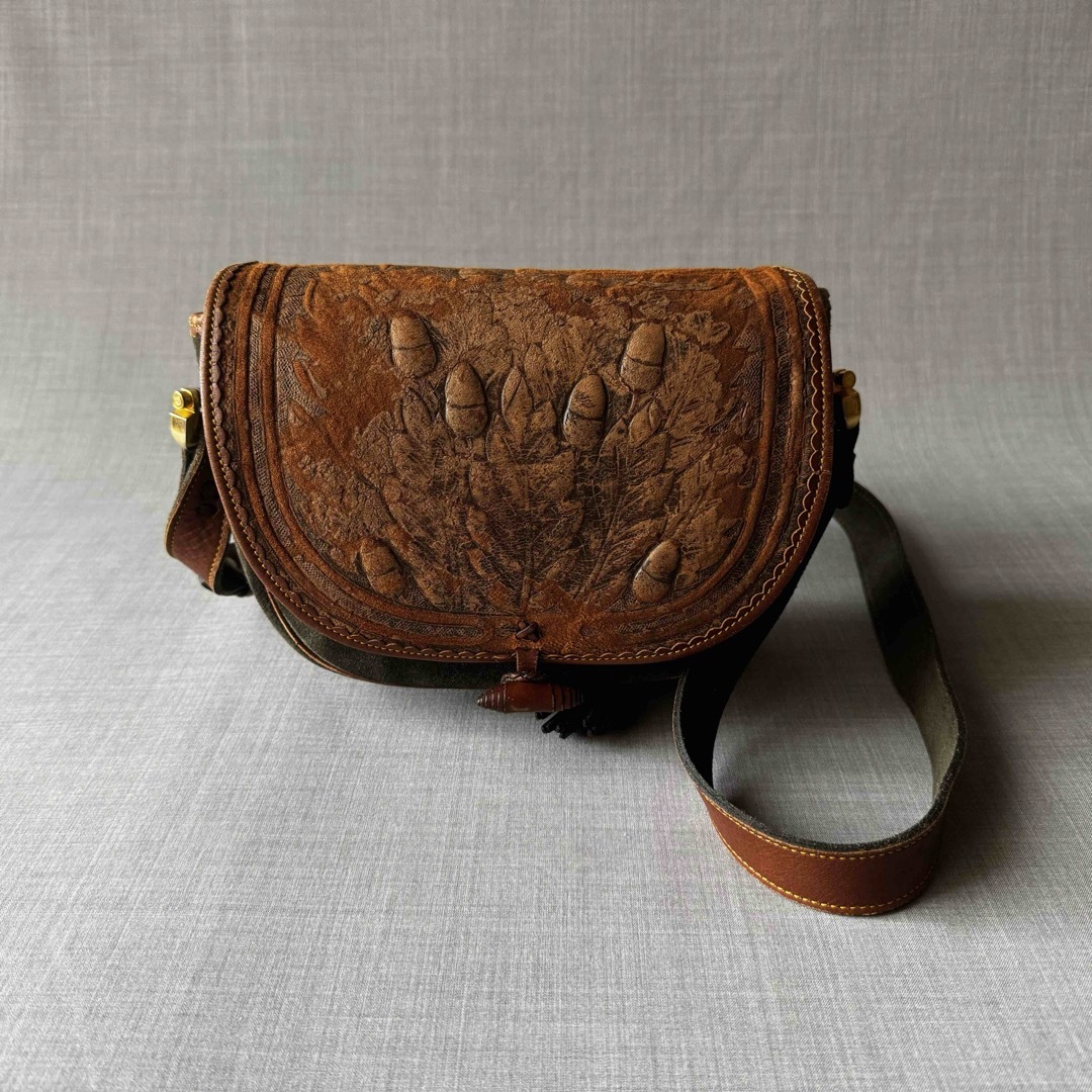 希少 LOEWE レザークロスボディバッグ どんぐり スエード グリーン 希少 LOEWE レザークロスボディバッグ どんぐり スエード グリーン