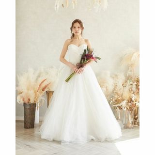 ウエディングドレス ベアトップ Aライン 優雅なシルエット 編み上げ 結婚式(ウェディングドレス)