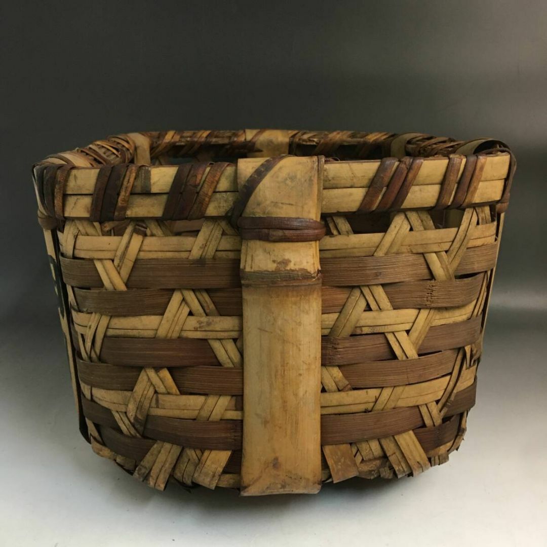 【旧家蔵出し】時代物 極上品 竹編網代細工 大きめ 竹籠 網籠 魚籠 野菜籠 網 インテリア/住まい/日用品のインテリア小物(バスケット/かご)の商品写真