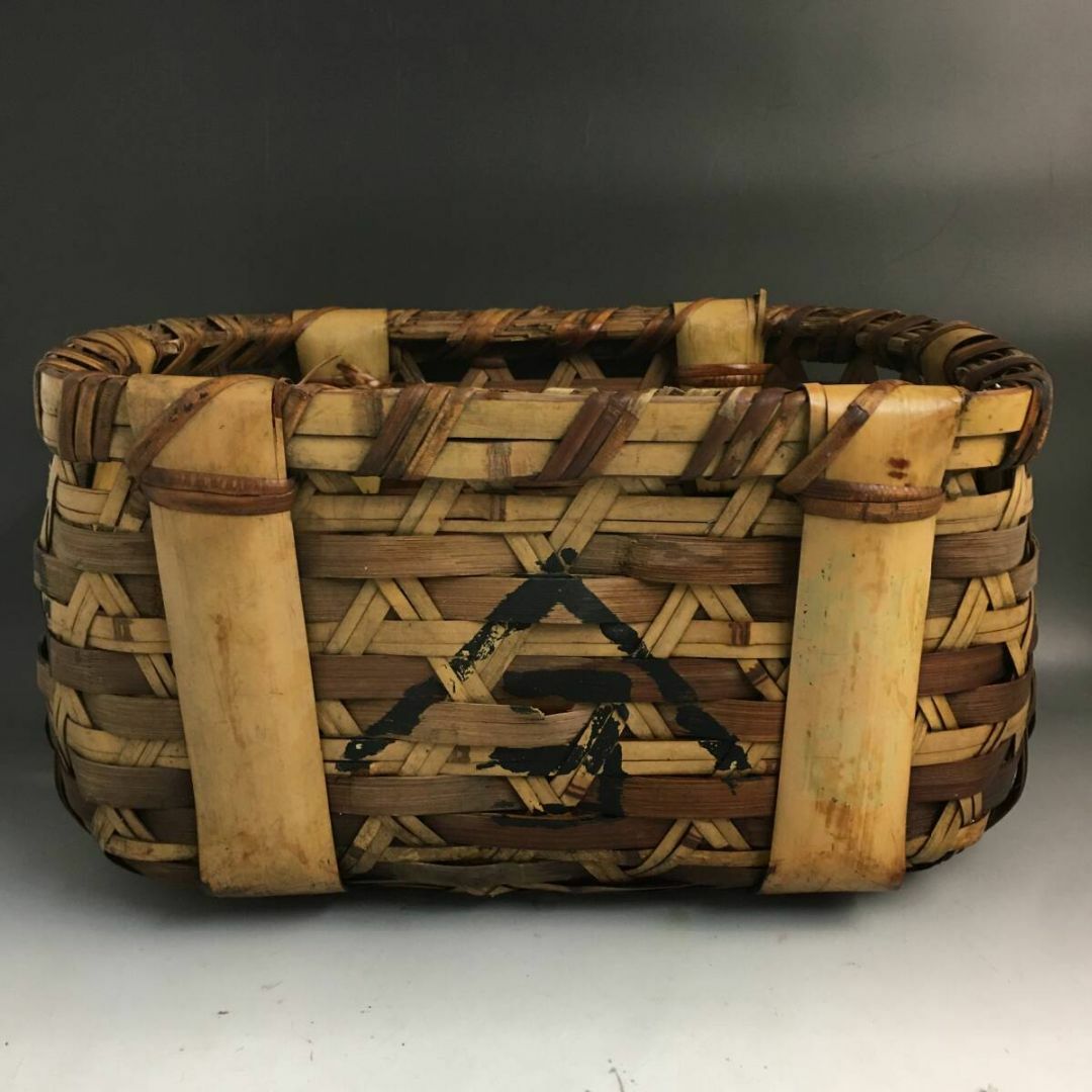 【旧家蔵出し】時代物 極上品 竹編網代細工 大きめ 竹籠 網籠 魚籠 野菜籠 網 インテリア/住まい/日用品のインテリア小物(バスケット/かご)の商品写真