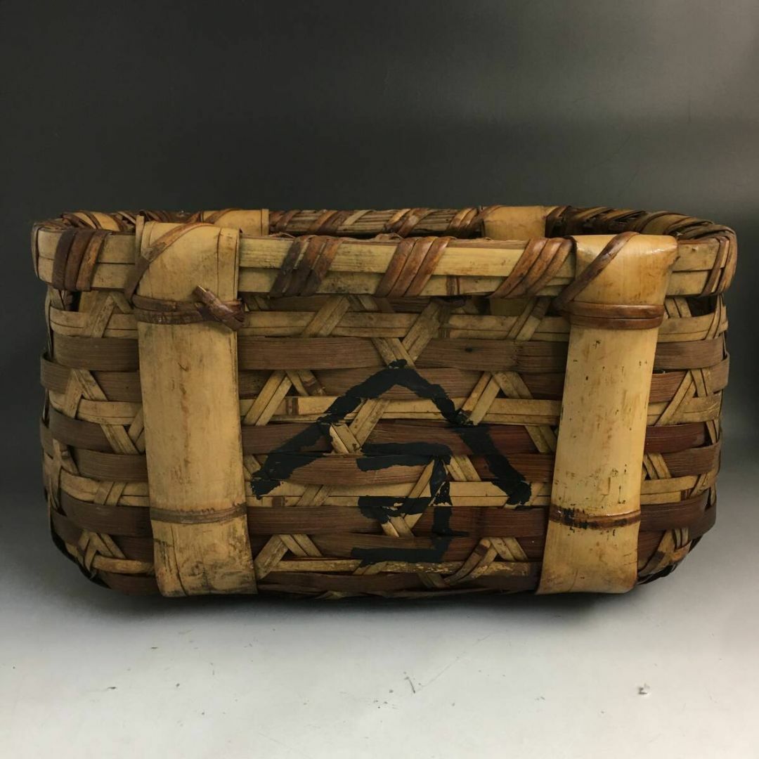 【旧家蔵出し】時代物 極上品 竹編網代細工 大きめ 竹籠 網籠 魚籠 野菜籠 網 インテリア/住まい/日用品のインテリア小物(バスケット/かご)の商品写真