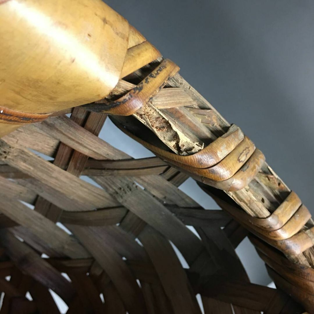 【旧家蔵出し】時代物 極上品 竹編網代細工 大きめ 竹籠 網籠 魚籠 野菜籠 網 インテリア/住まい/日用品のインテリア小物(バスケット/かご)の商品写真