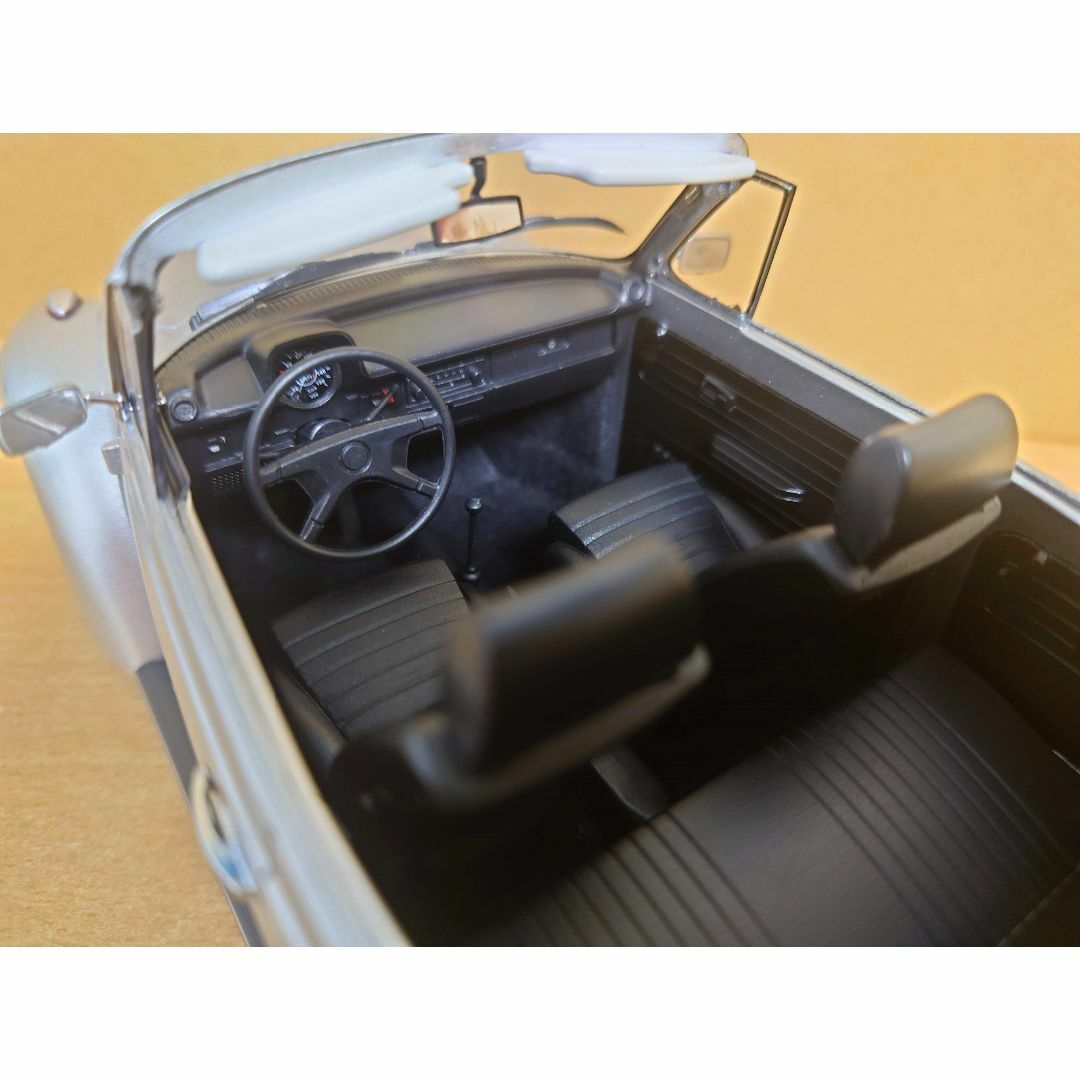 1/18 フォルクスワーゲン ビートル 1303 シルバー カブリオレ 1973 1/18 フォルクスワーゲン ビートル 1303 シルバー カブリオレ 1973