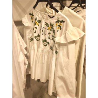 ザラ(ZARA)のZARA 正規品 フラワー刺繍トップス 新品未使用(シャツ/ブラウス(長袖/七分))