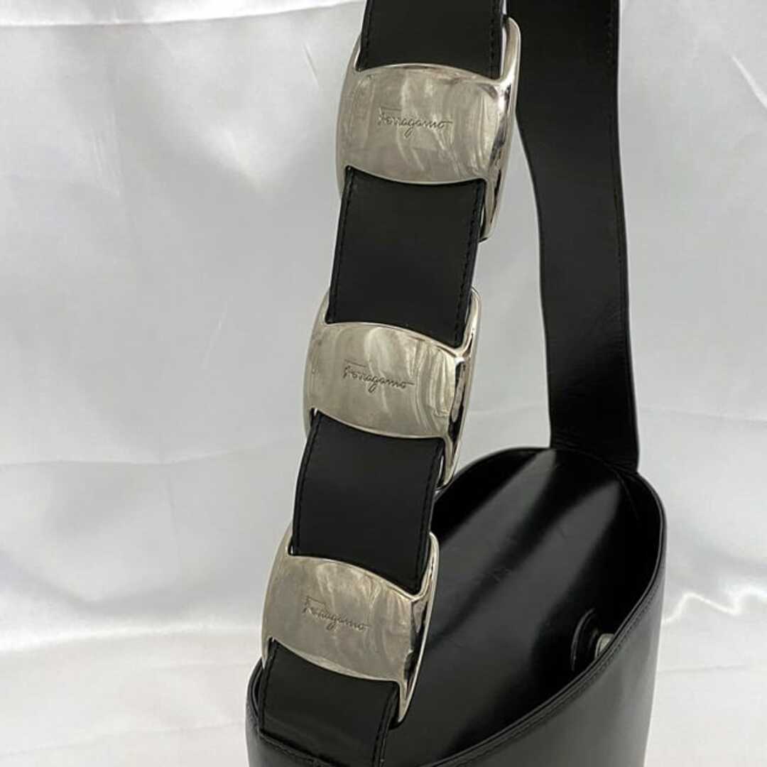 FERRAGAMO(フェラガモ)のサルヴァトーレ フェラガモ ショルダーバッグ ブラック ヴァラ AQ 218150 美品 レザー 中古 Salvatore Ferragamo 肩掛け 黒 フラップ ヴィンテージ シンプル 自立 メンズ レディース ロゴ 金具 本革 レディースのバッグ(ショルダーバッグ)の商品写真