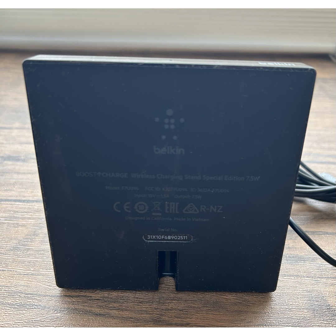 Apple(アップル)のiPhone ワイヤレス充電器　正規品 スマホ/家電/カメラのスマートフォン/携帯電話(バッテリー/充電器)の商品写真