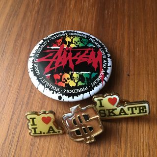 STUSSY - STUSSY 缶バッジ ピンバッジ 4個セット ラスタカラー STUSSY - STUSSY 缶バッジ ピンバッジ 4個セット ラスタカラー