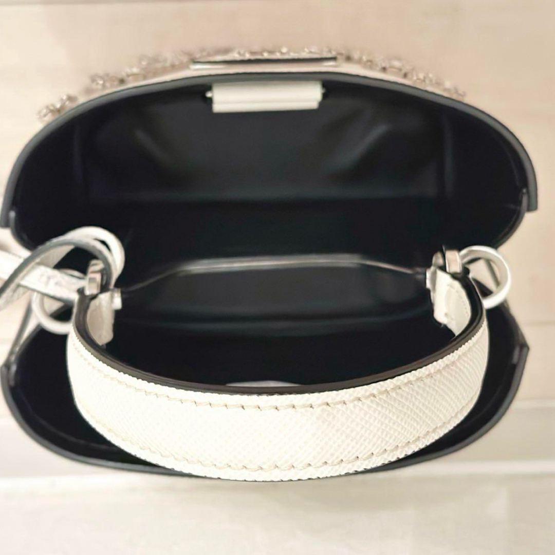 PRADA - レア☆PRADA ショルダーバッグ ホワイト パニエ PRADA - レア☆PRADA ショルダーバッグ ホワイト パニエ