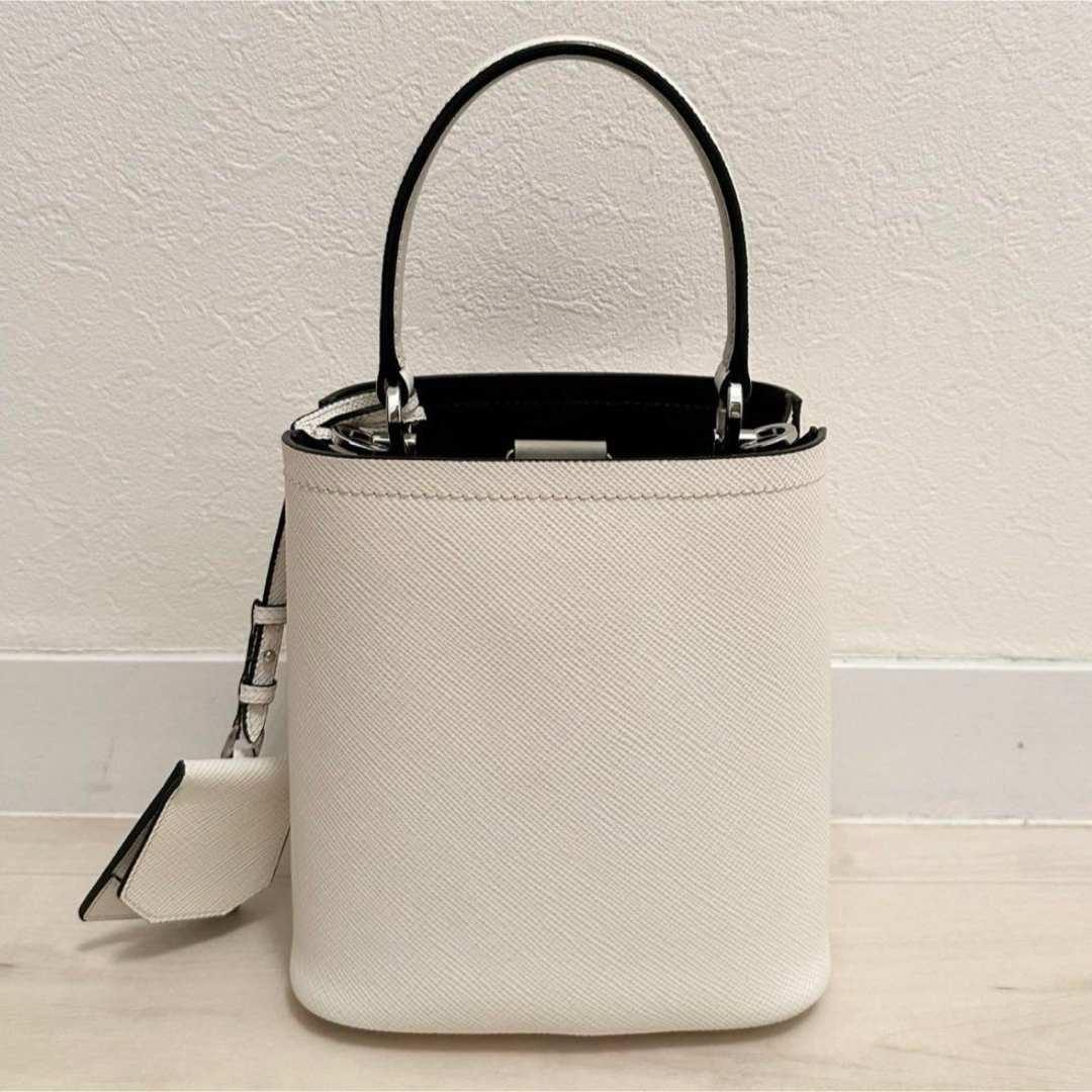 PRADA - レア☆PRADA ショルダーバッグ ホワイト パニエ PRADA - レア☆PRADA ショルダーバッグ ホワイト パニエ