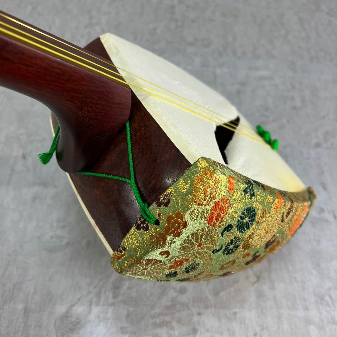高級品 中棹地唄三味線 正寸 子持ち綾杉胴 紅木 金細 K9 東 高級品 中棹地唄三味線 正寸 子持ち綾杉胴 紅木 金細 K9 東