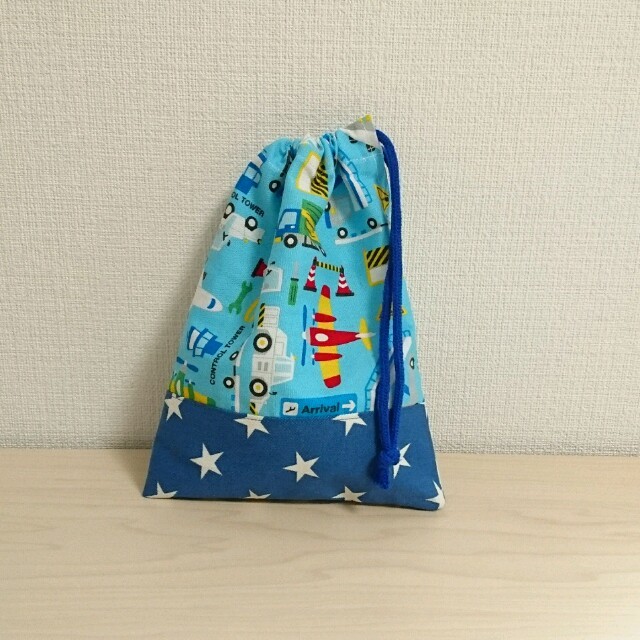 飛行機柄×ブルー星柄 巾着袋 ハンドメイドのキッズ/ベビー(バッグ/レッスンバッグ)の商品写真