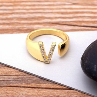 V文字 ゴールド リング 厚い透かし彫り イニシャル  #C573-1(リング(指輪))