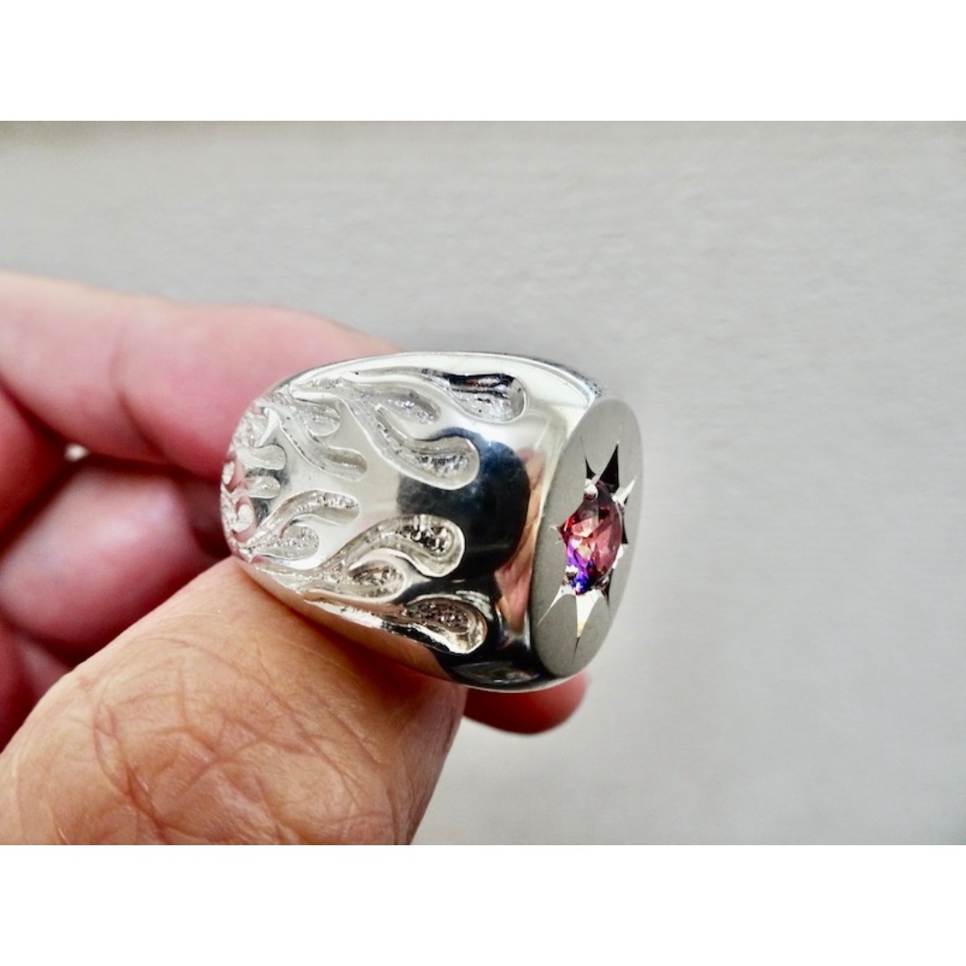 仁尾彫金『一つ星レッドジルコニア、ファイヤーパターン、プラチナ楕円の印台リング』