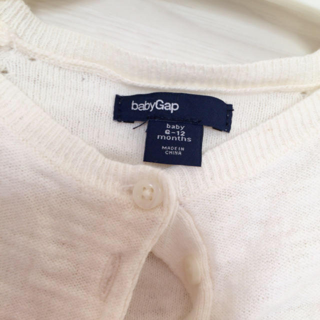 babyGAP(ベビーギャップ)のbaby gap カーディガン ホワイト キッズ/ベビー/マタニティのベビー服(~85cm)(カーディガン/ボレロ)の商品写真