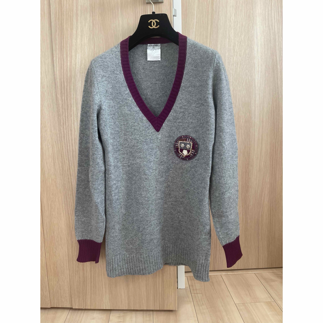 CHANEL - お値下げ♡CHANEL エンブレムVネック セーターの通販 CHANEL - お値下げ♡CHANEL エンブレムVネック セーターの通販