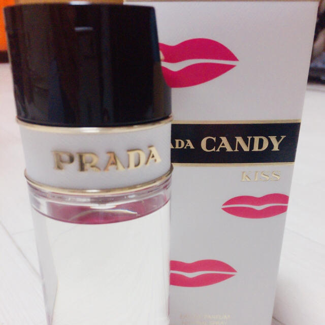 PRADA(プラダ)のお値下げ中☆PRADA CANDY キス☆80ml コスメ/美容の香水(香水(女性用))の商品写真