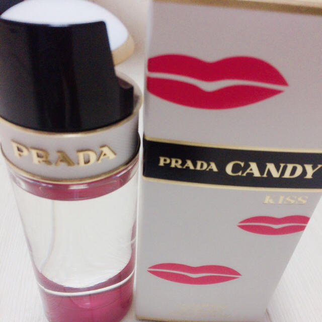 PRADA(プラダ)のお値下げ中☆PRADA CANDY キス☆80ml コスメ/美容の香水(香水(女性用))の商品写真