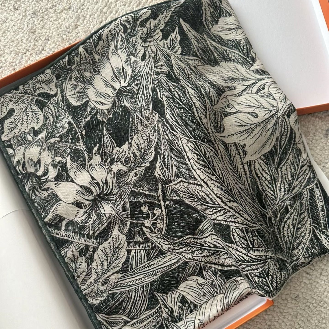 HERMES - 【新品未使用】エルメス カレジェアン カシミヤシルク HERMES - 【新品未使用】エルメス カレジェアン カシミヤシルク