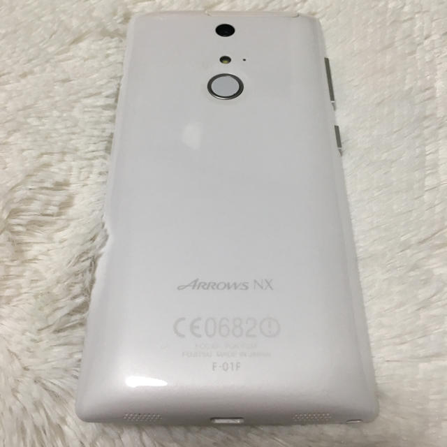 富士通(フジツウ)のドコモ ARROWS NX F-01F ホワイト スマホ/家電/カメラのスマートフォン/携帯電話(スマートフォン本体)の商品写真