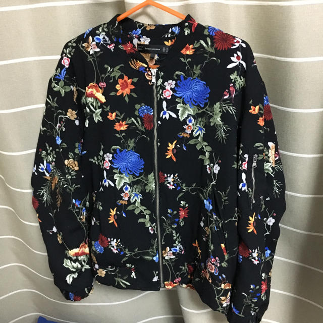 ZARA(ザラ)のZARA 花柄 ブルゾン レディースのジャケット/アウター(ブルゾン)の商品写真