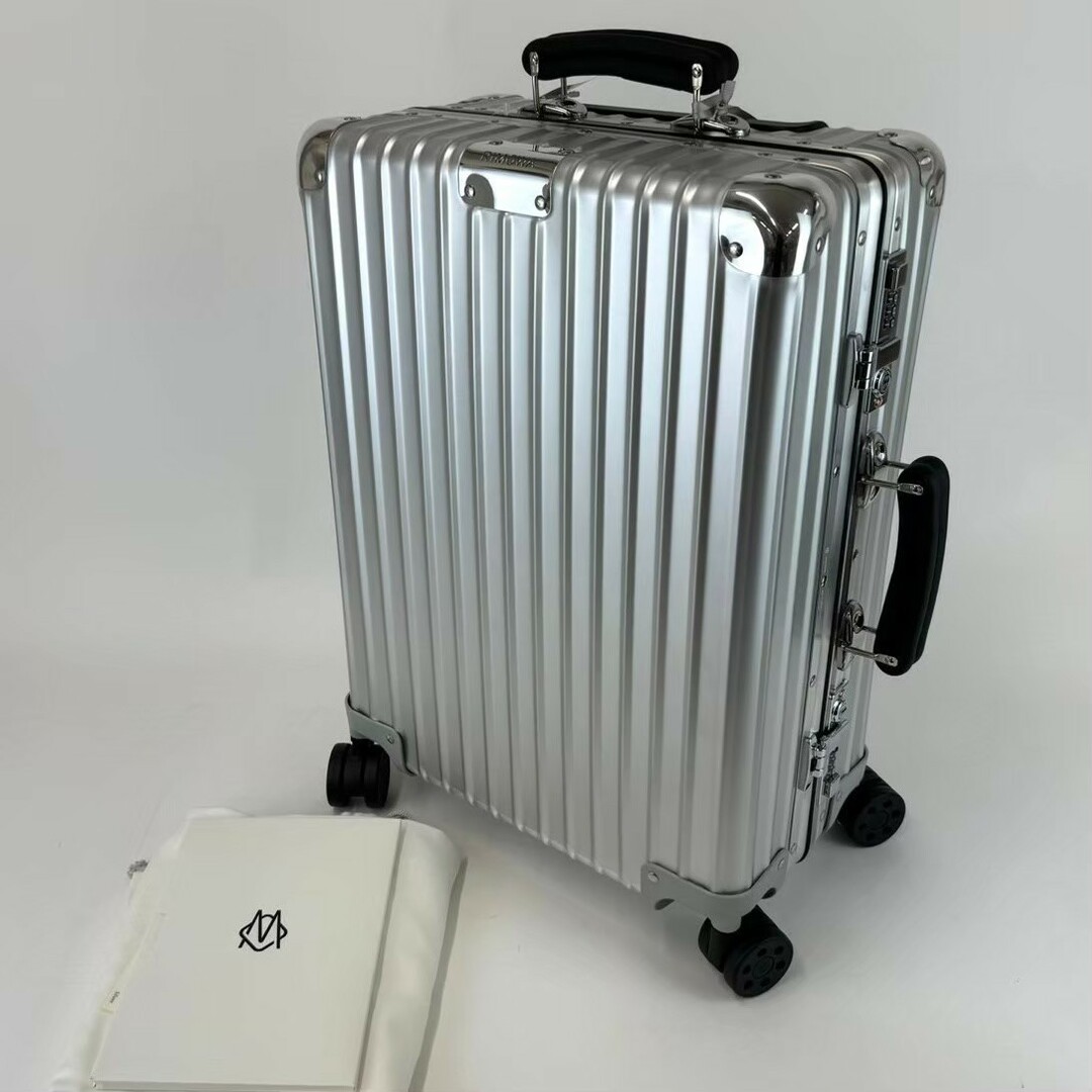 RIMOWA - 新品未使用 RIMOWA リモワ Classic Cabin S Silver 33L RIMOWA - 新品未使用 RIMOWA リモワ Classic Cabin S Silver 33L