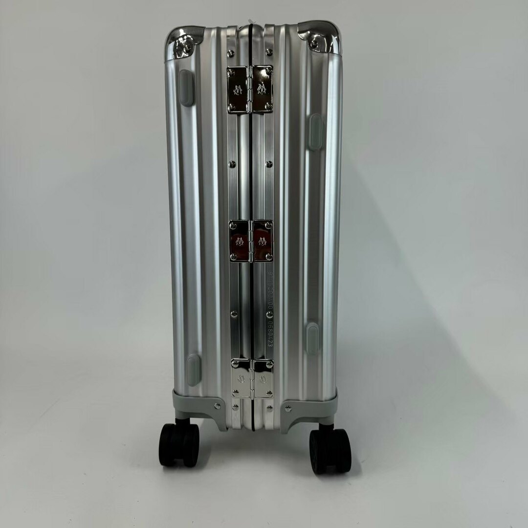 RIMOWA - 新品未使用 RIMOWA リモワ Classic Cabin S Silver 33L RIMOWA - 新品未使用 RIMOWA リモワ Classic Cabin S Silver 33L