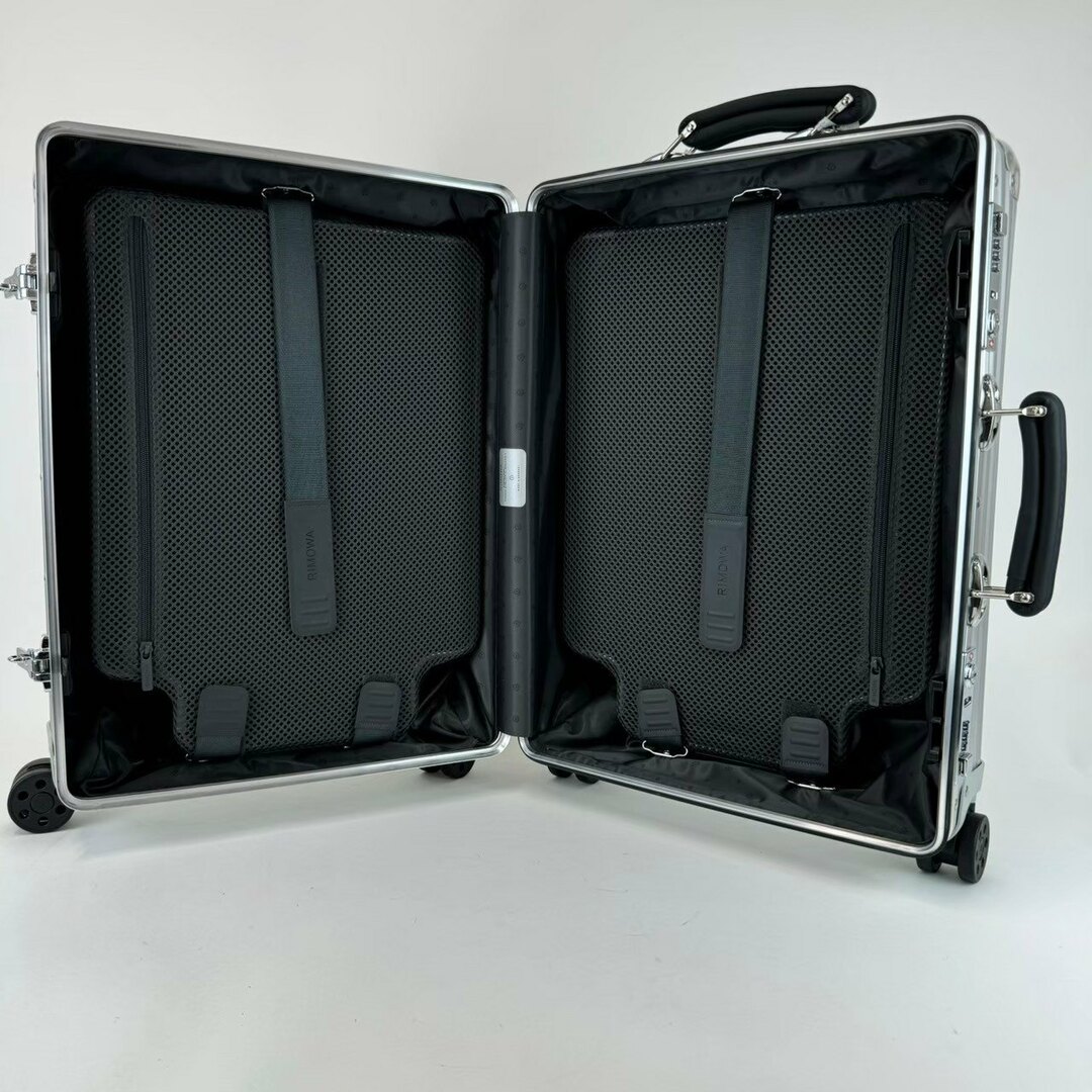 RIMOWA - 新品未使用 RIMOWA リモワ Classic Cabin S Silver 33L RIMOWA - 新品未使用 RIMOWA リモワ Classic Cabin S Silver 33L