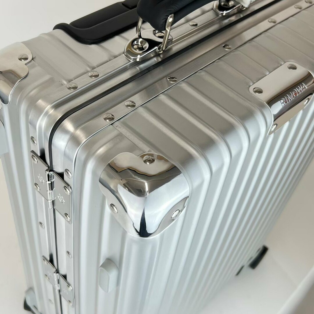 RIMOWA - 新品未使用 RIMOWA リモワ Classic Cabin S Silver 33L RIMOWA - 新品未使用 RIMOWA リモワ Classic Cabin S Silver 33L
