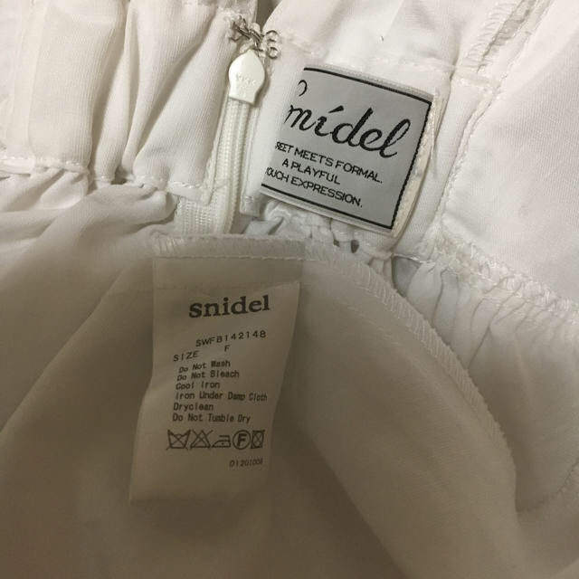 SNIDEL(スナイデル)のスナイデル 白ブラウス レディースのトップス(シャツ/ブラウス(半袖/袖なし))の商品写真