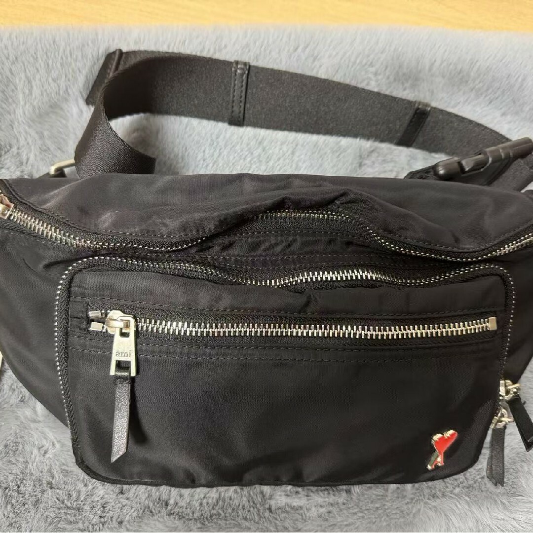 AMI PARIS アミパリス ハートロゴ ウエストバッグ ブラック AMI PARIS アミパリス ハートロゴ ウエストバッグ ブラック