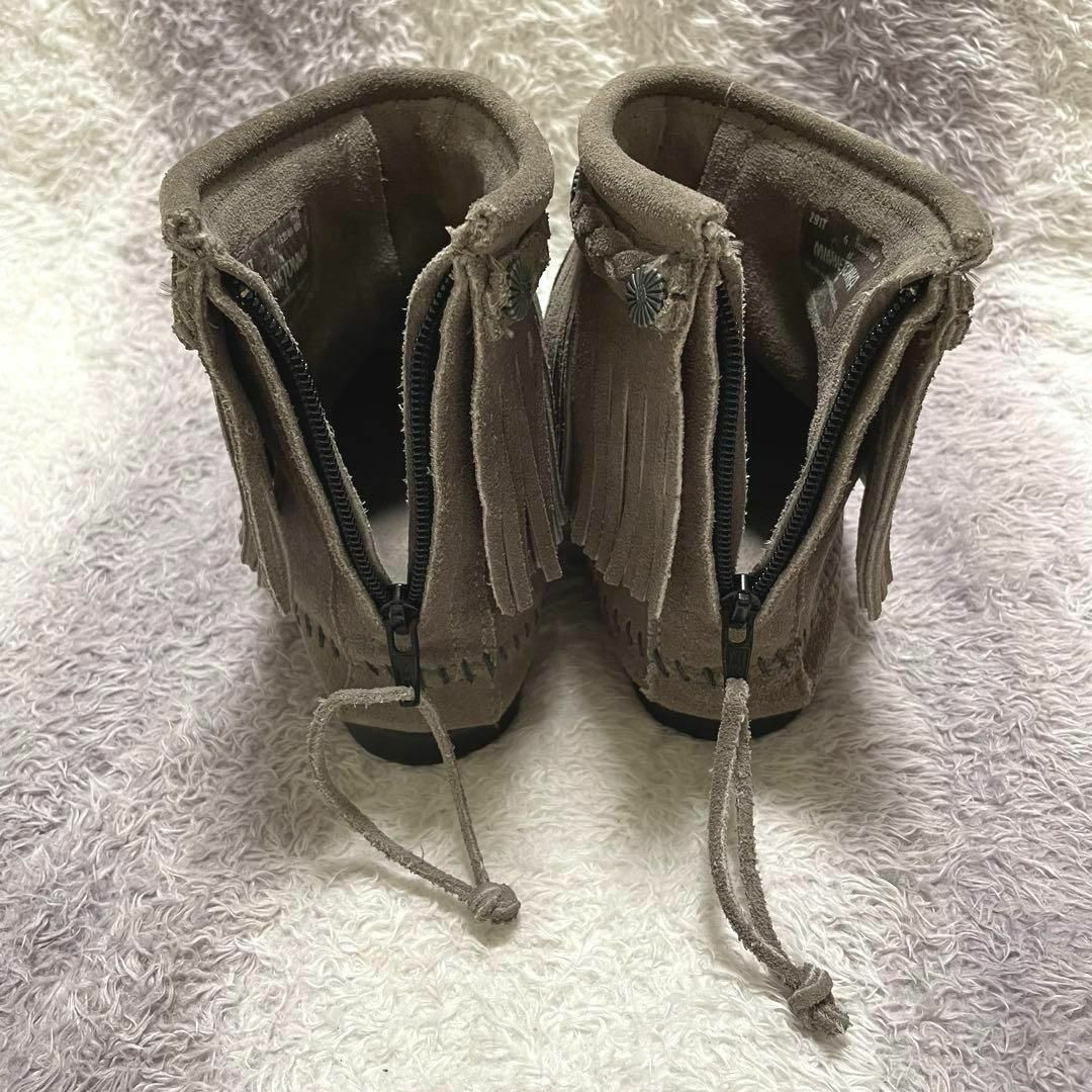 Minnetonka(ミネトンカ)のs162h ミネトンカ フリンジショートブーツ グレー スウェード スエード レディースの靴/シューズ(ブーツ)の商品写真