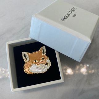 MAISON KITSUNE'(ブローチ/コサージュ)のフリマアイテム一覧 MAISON KITSUNE'(ブローチ/コサージュ)のフリマアイテム一覧
