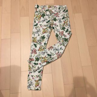 ザラ(ZARA)のZARA春柄パンツ✴︎花柄✴︎アンクルパンツ✴︎スキニー(スキニーパンツ)