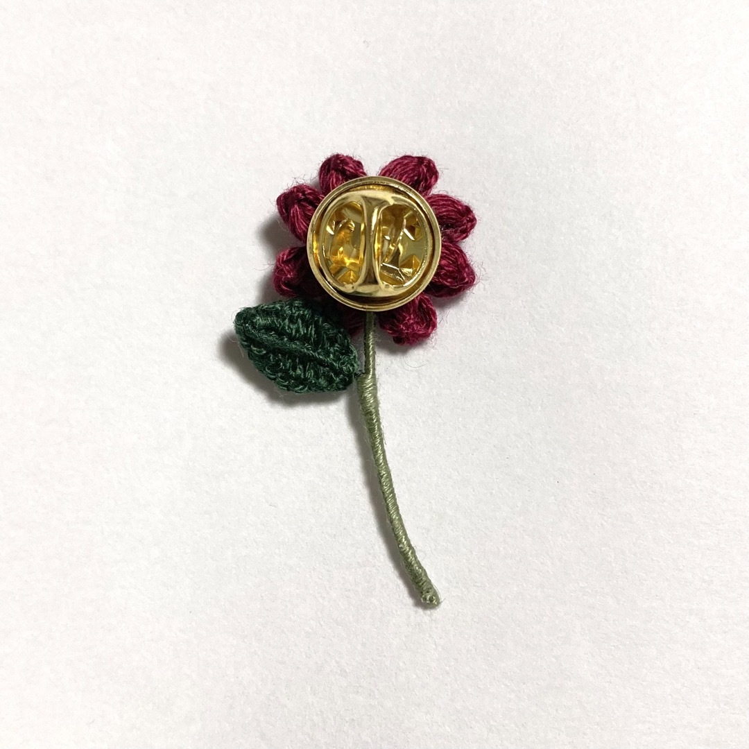 小さなお花のタックピン＊ワインレッド ハンドメイドのアクセサリー(コサージュ/ブローチ)の商品写真