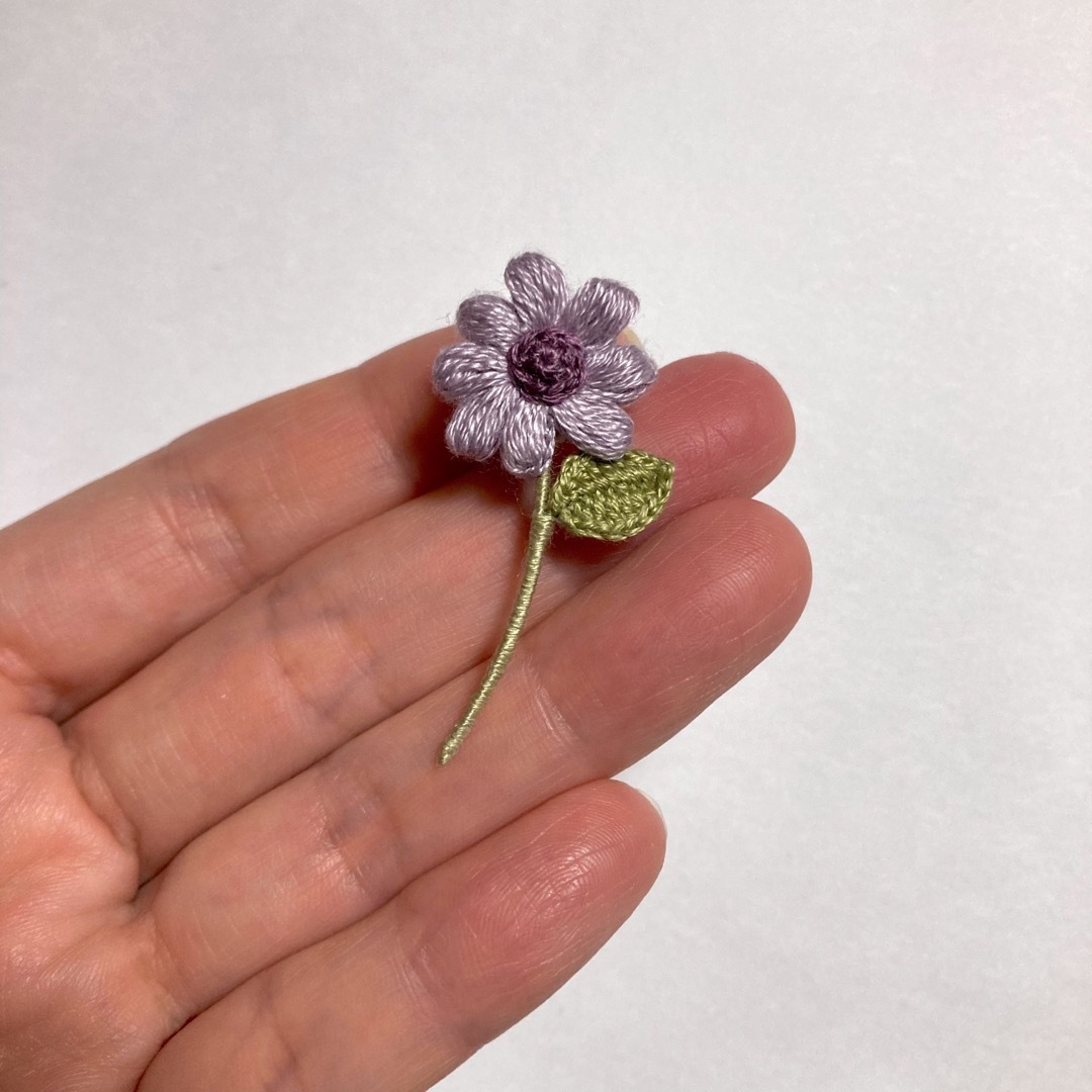 小さなお花のタックピン＊ラベンダーパープル ハンドメイドのアクセサリー(コサージュ/ブローチ)の商品写真