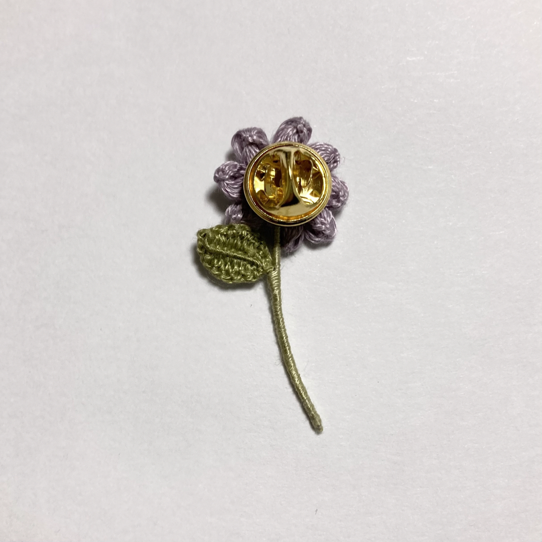 小さなお花のタックピン＊ラベンダーパープル ハンドメイドのアクセサリー(コサージュ/ブローチ)の商品写真
