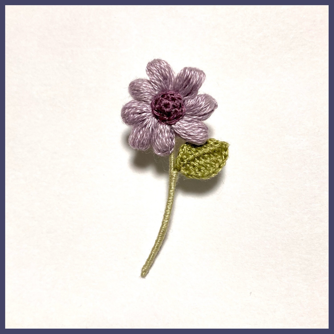 小さなお花のタックピン＊ラベンダーパープル ハンドメイドのアクセサリー(コサージュ/ブローチ)の商品写真